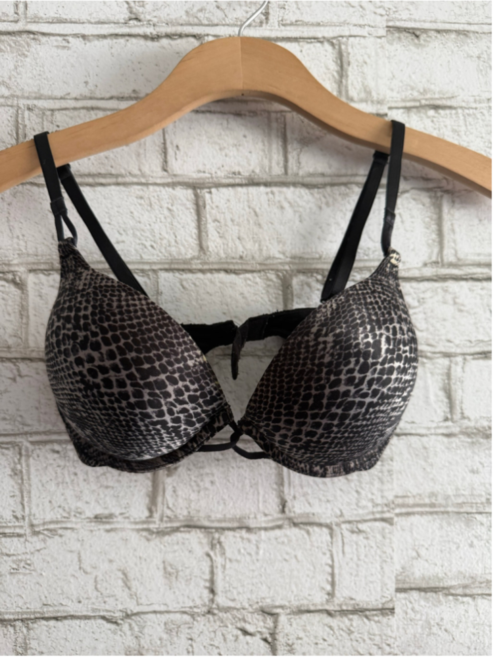 VS Victorias Secret Miraculous Bombshell Plunge Bra 32C Padded Underwire Snake